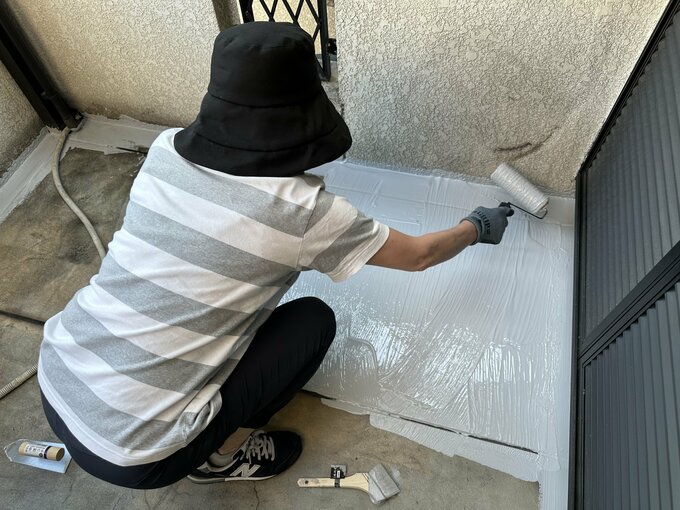 DIYする女性