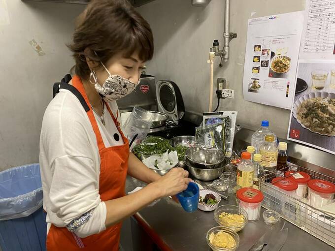 お料理をする女性