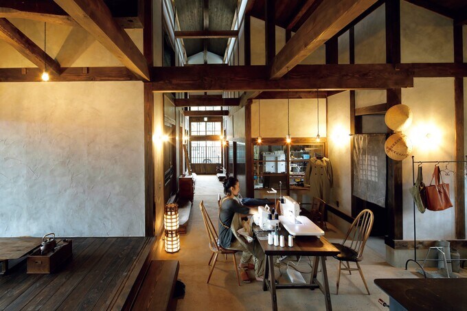 土間で作業する夫