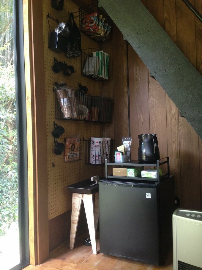 ペグボードを階段の下の壁に設置した例