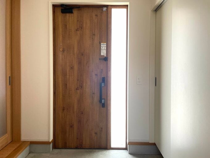 玄関横のくもりガラスのFIX窓
