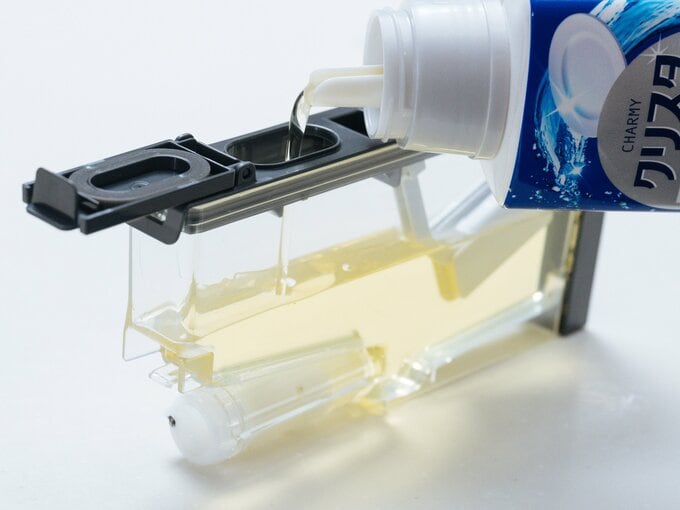タンクに洗剤を注ぐ