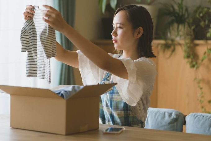 商品を見る女性