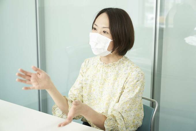 回答する谷村さん