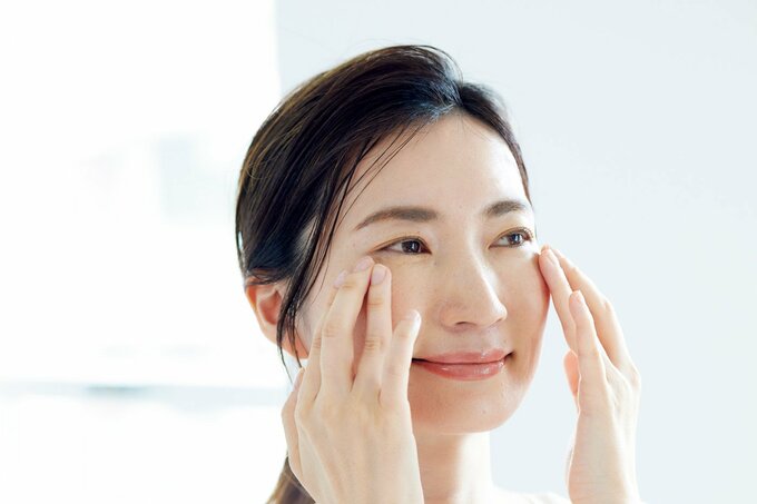 日やけ止めを塗る人