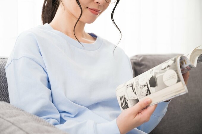 コミックを読む女性
