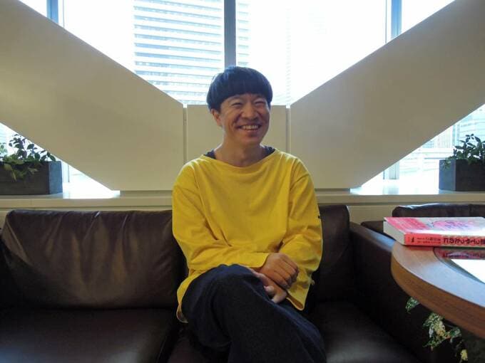 インタビューに笑顔でこたえる清田隆之さん