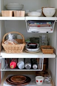 つり下げワイヤバスケットをデッドスペースにかけるだけ！キッチンがうんと便利に