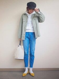 定番デニムスタイルの足元はパンプスをチョイス