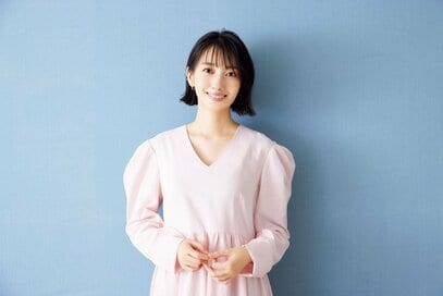 愛犬と暮らす波瑠さん。「リビングの家具を全取っ替え」して驚いた意外な変化