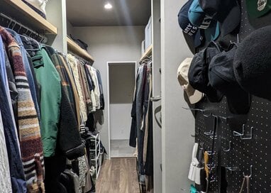 廊下が収納スペースも兼ねる間取りで、ロスがない理想的な家ができた