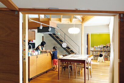 家族が集うオープンキッチンに「みんなの書斎」…子育て世代が考え抜いた家事ラクハウス