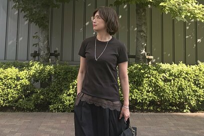 50代「ユニクロのTシャツ」コーデ3選。簡単テクでマンネリ防止、今年らしくアップデート
