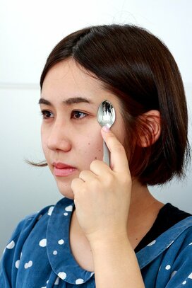 スプーンで目元のハリが復活！マドンナ絶賛の美容鍼メソッドで1分間セルフケア