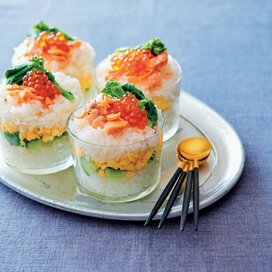 家でお手軽カップずし。レシピと華やかに見える盛りつけのコツ