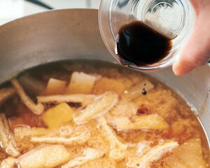 冷めたみそ汁にはしょうゆを垂らす