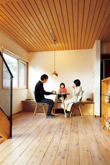 収納を兼ねるベンチを造作