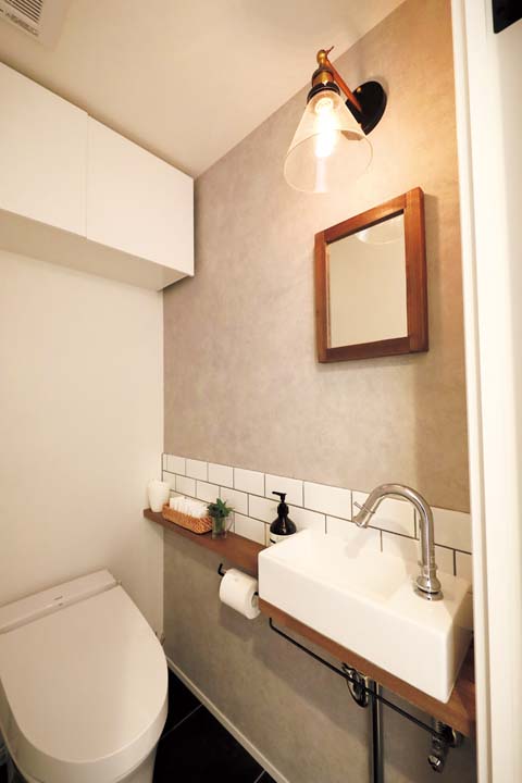 キッチンや洗面室と同じタイルで仕上げたトイレ