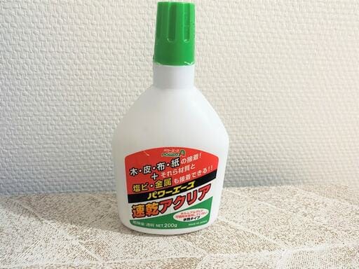 ライティングデスクの天板に貼った壁紙の、角をつけるのに使った接着剤