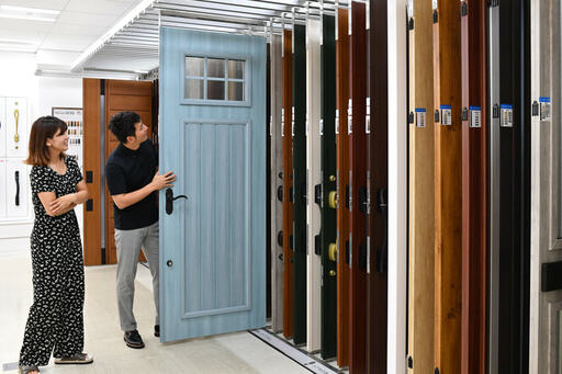 ブルーのドアを引き出す様子