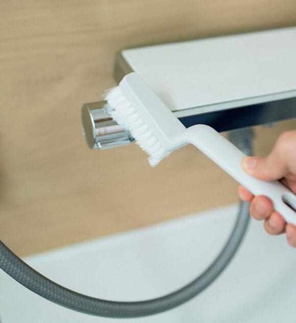 柄つきブラシで汚れをラクにオフ