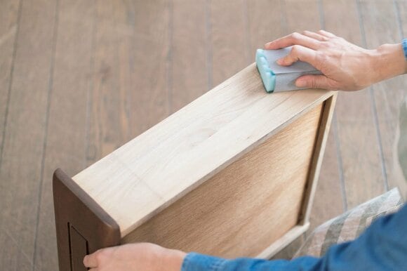 側面にサンドペーパーをかける