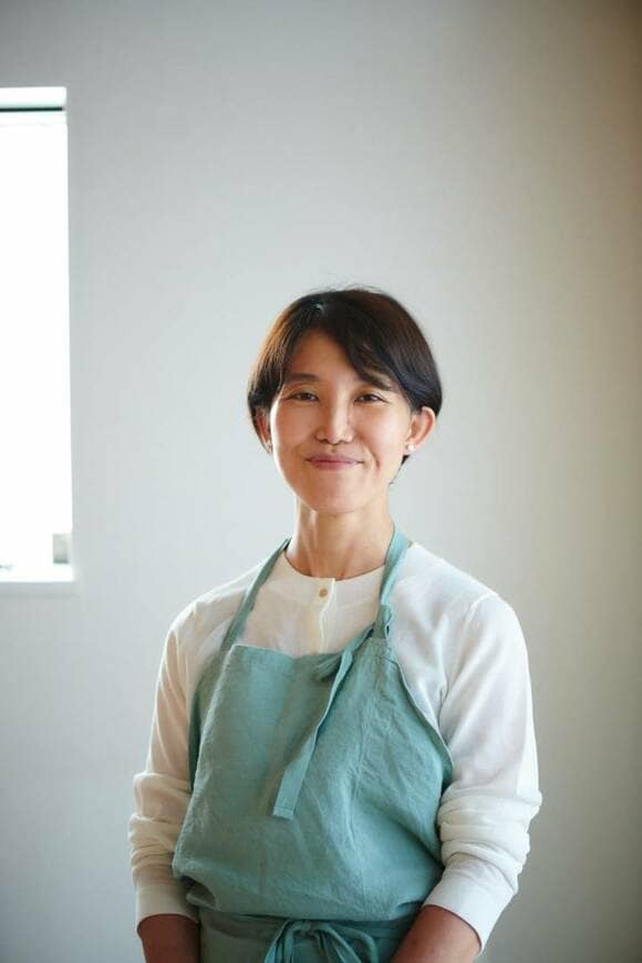 エプロンを着た女性