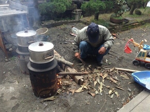 かまどで餅米を蒸す