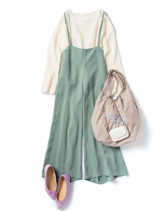 白トップスとサロペット