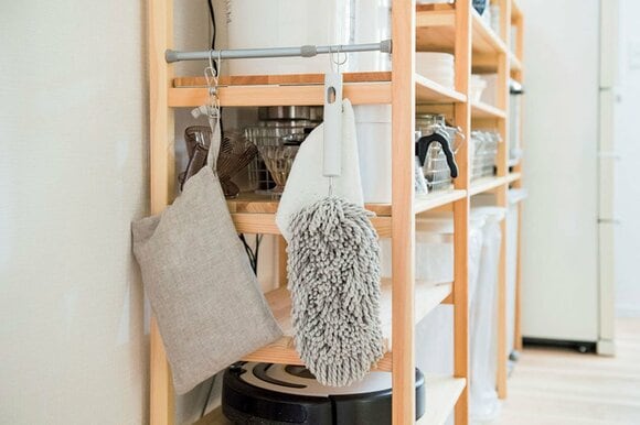 掃除道具やエプロンはクリップを使って空中収納