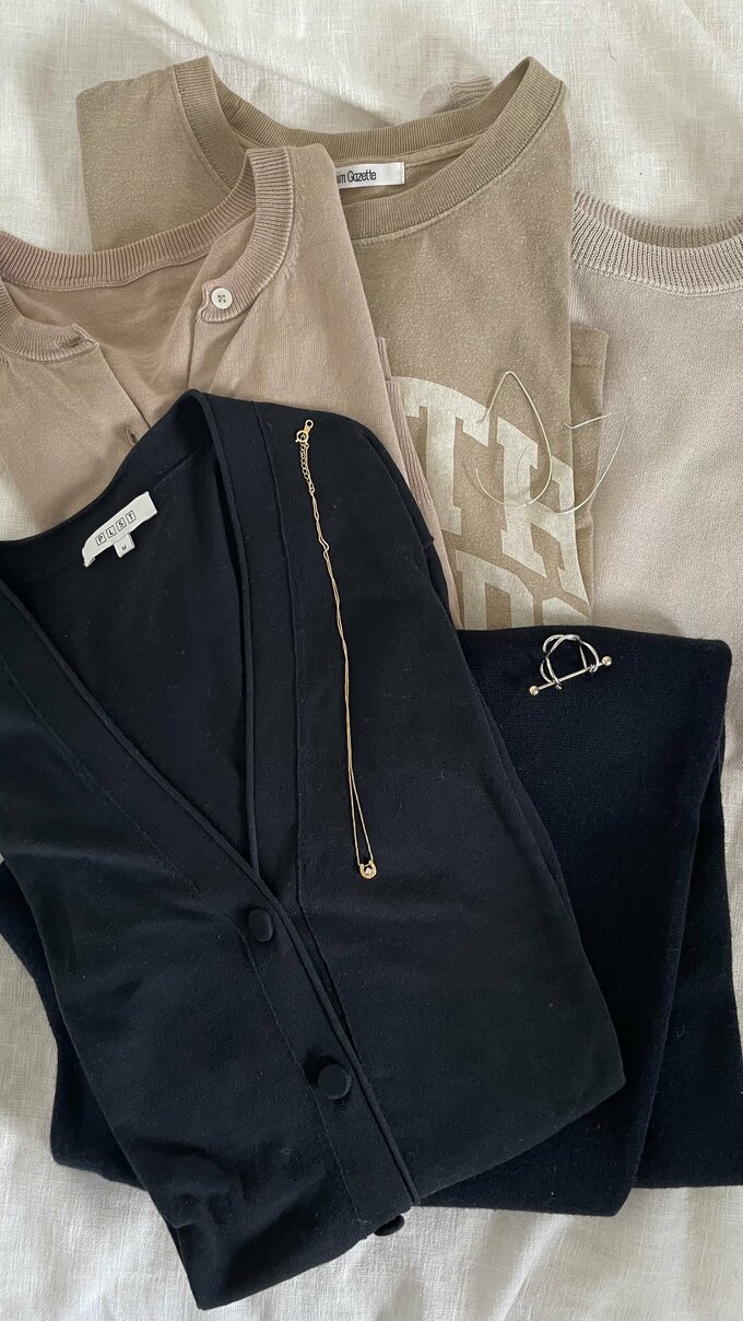 ベージュ、ネイビーの服