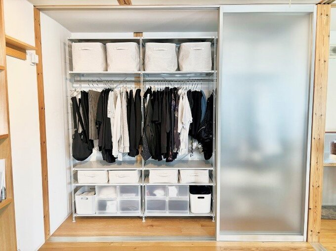 同じ種類の収納ケースが並び心地よい見た目のクローゼット