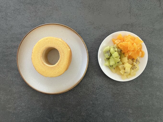 バウムクーヘンの穴の部分にフルーツを入れていきます