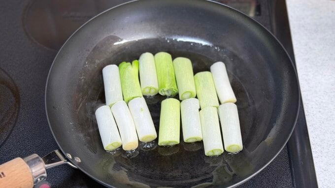 白ネギを焼いている