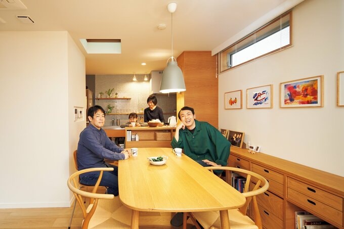 玄関を入ると、いきなりダイニングキッチンが登場する川崎邸