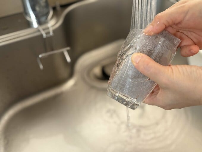 スポンジでコップを洗う