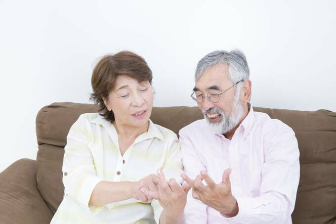 男性と女性隣同士で座る