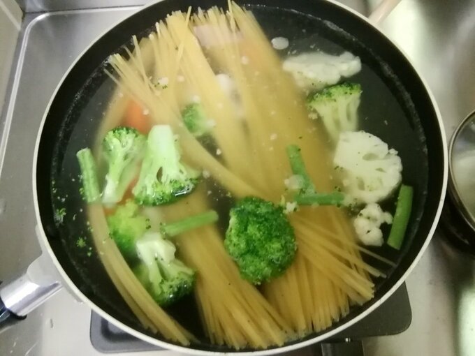 お鍋にスパゲティの麺と冷凍野菜