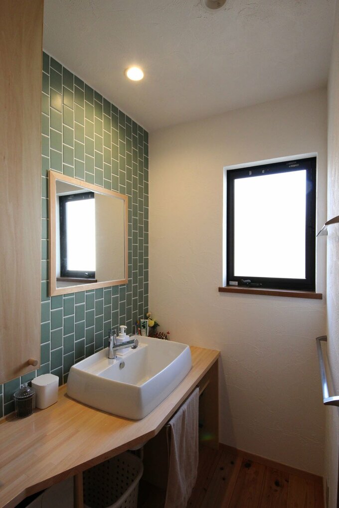 少々ゆとりあるサイズの洗面室