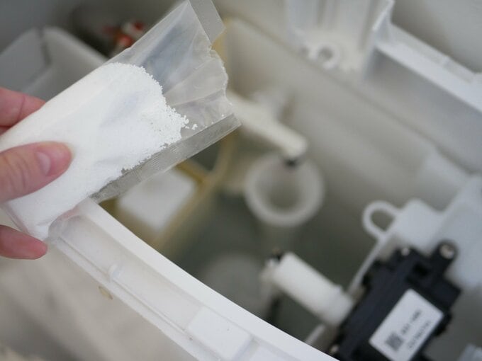 タンク内に専用の洗剤または重曹大さじ1程度を入れます