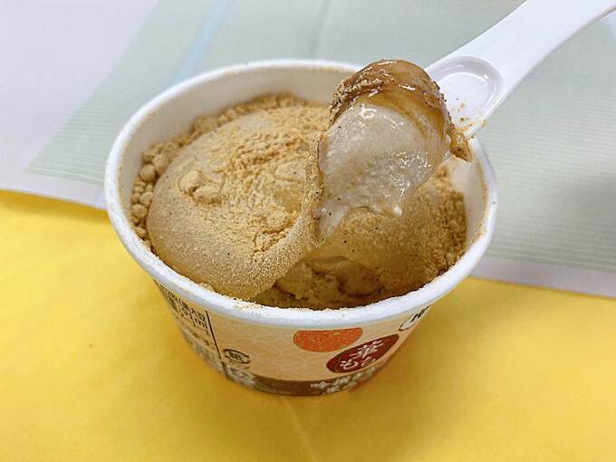 華もち『吟撰ぎんせんきなこ黒みつ』をスプーンですくう様子