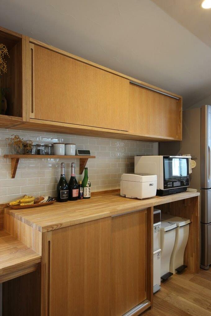 キッチン背面の造作のカップボード