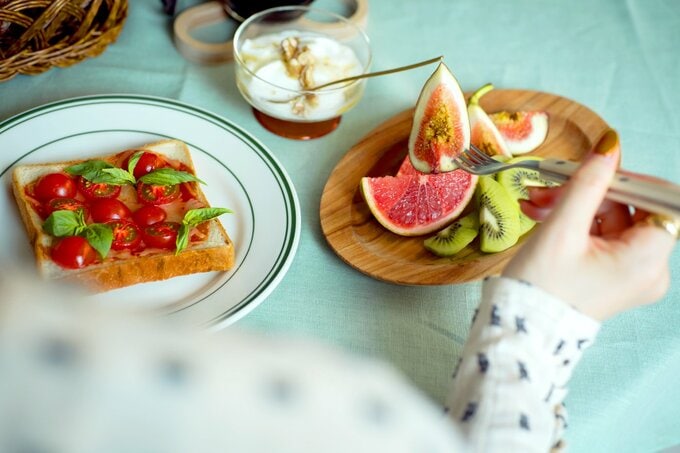 フルーツを食べるNIKOさんの手元