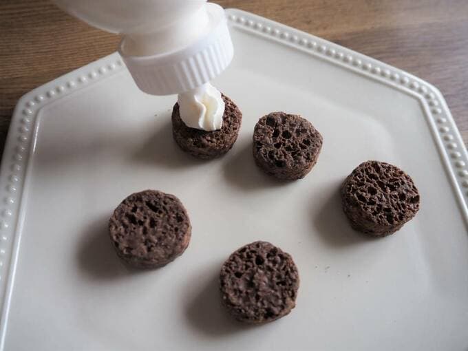 チョコレートコーンスナックにホイップを少ししぼり出す
