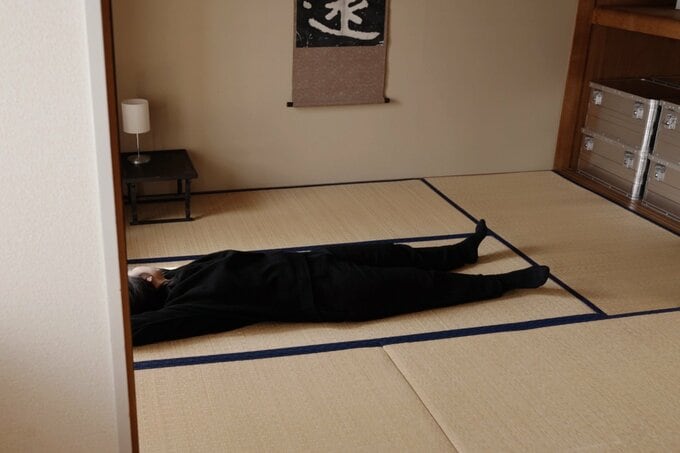 畳で寝転ぶ深尾さん