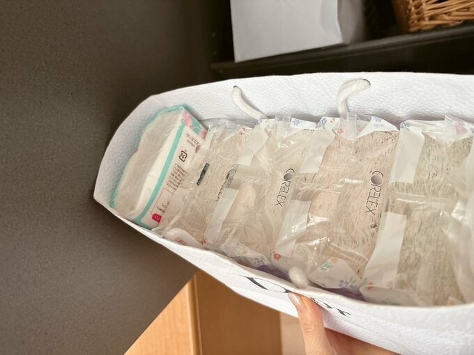 紙袋の中にティッシュ