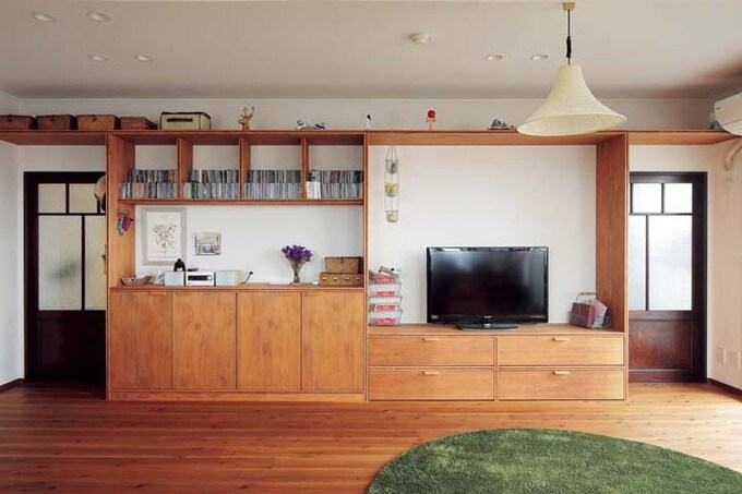 杉の三層パネルを使用したリビングの壁面収納