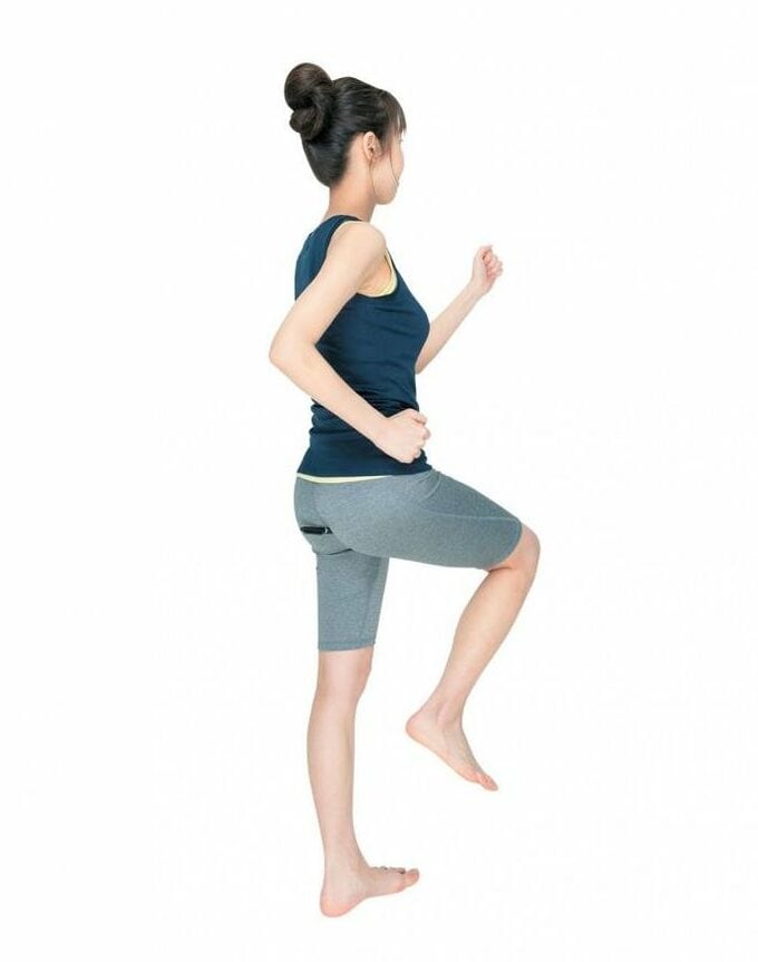 ペンをお尻の割れ目にはさんで足踏みする様子