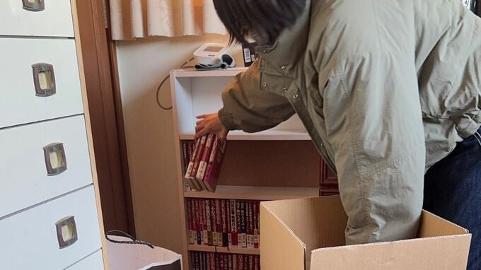 タンスにものをしまう様子