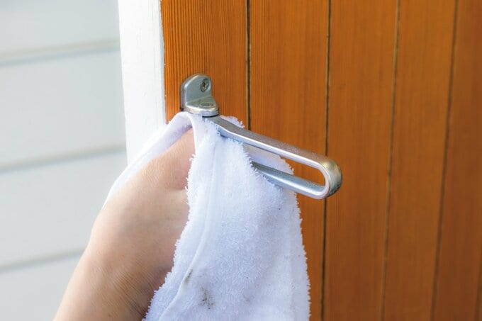 ドアロック部分をふく手元